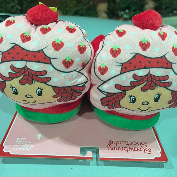 STRAWBERRY SHORTCAKE PLUSH SLIPPERS. BRAND NEW. ADULT SIZE SMALL-MEDIUM - Picture 3 of 9
